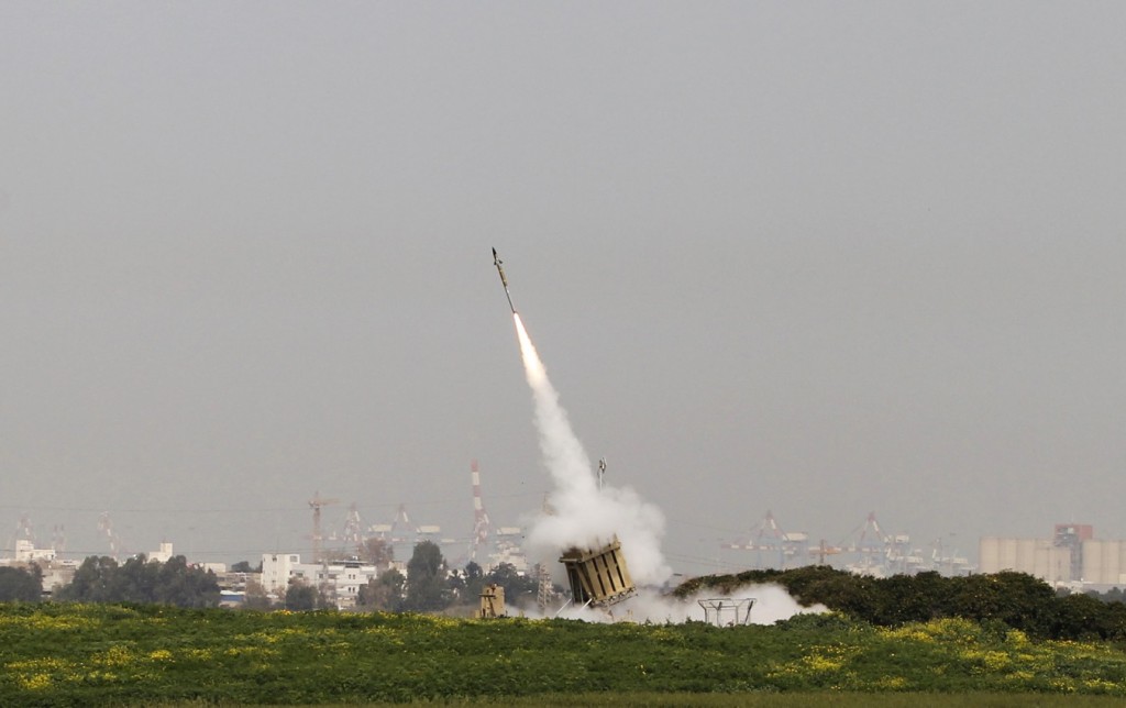 그림 3.이스라엘 남부 아슈도드시(市)에서 발사되고 있는 Iron Dome 미사일
